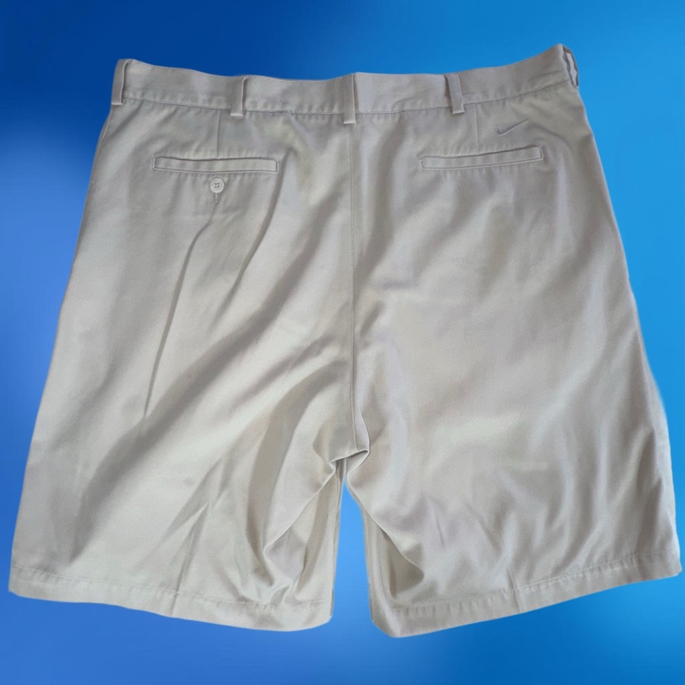 Nike Men’s Fit Dry Lightweight Pleated Beige Golf Shorts 38 - Picture 2 of 8